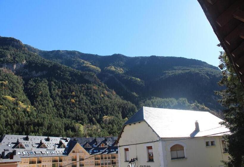 اتاق استاندارد چهارنفره با سرویس بهداشتی مشترک, Albergue De Canfranc Estación