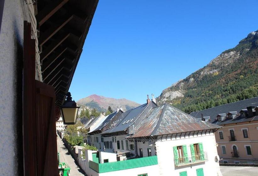 اتاق استاندارد با چشمانداز, Albergue De Canfranc Estación