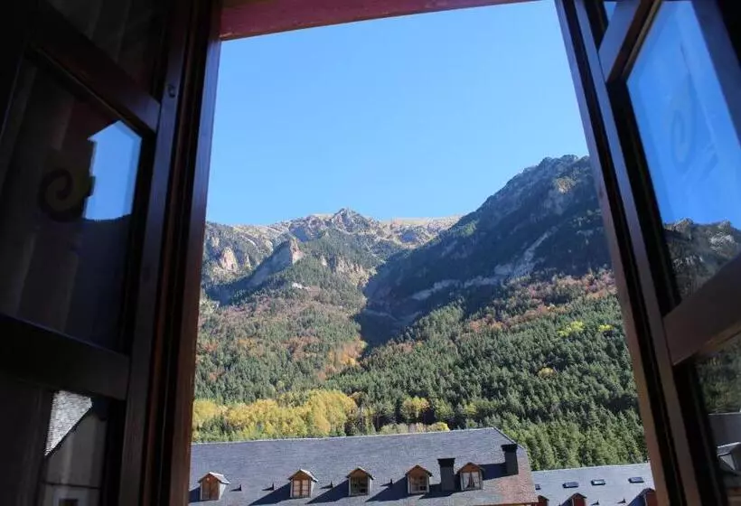 اتاق استاندارد با چشم‌انداز, Albergue De Canfranc Estación