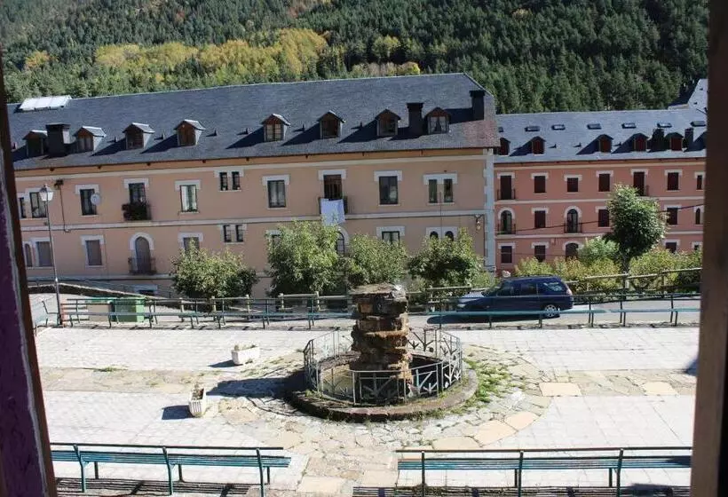 اتاق خانوادگی با سرویس بهداشتی مشترک, Albergue De Canfranc Estación