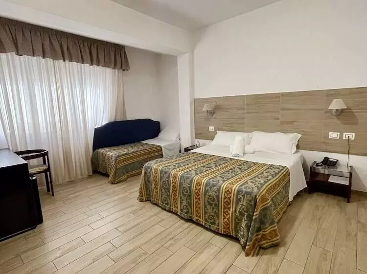 اتاق راحتی سه تخته, La Bussola