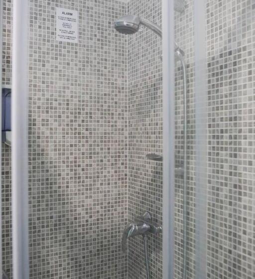 اتاق اکونومی, Meet Gardalake Hostel