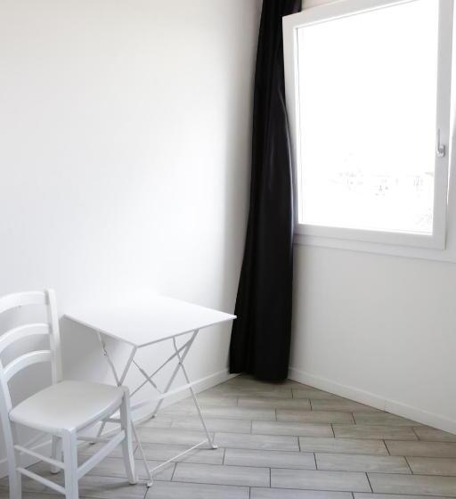 اتاق اکونومی, Meet Gardalake Hostel