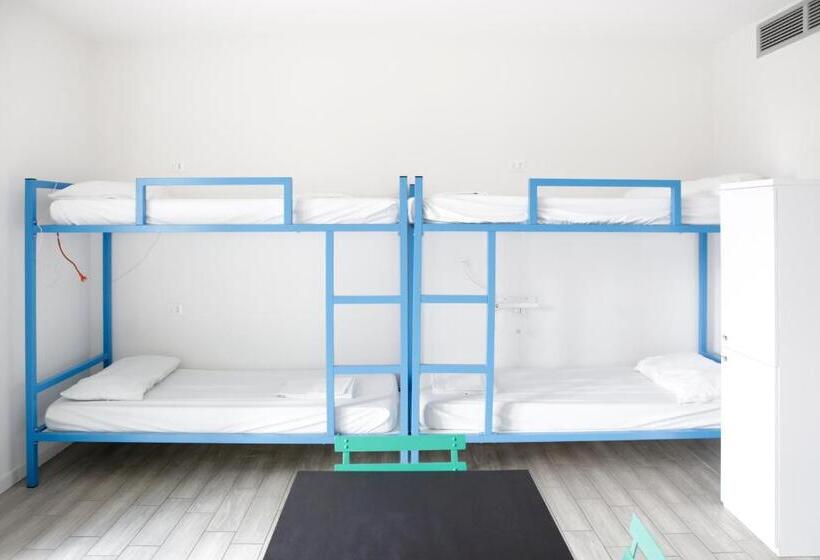 Economy Quadruple Room, Meet Gardalake Hostel