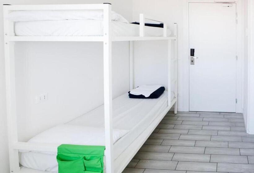 Economy Quadruple Room, Meet Gardalake Hostel