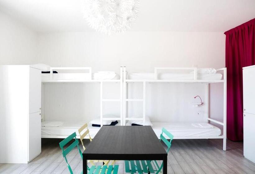 Economy Quadruple Room, Meet Gardalake Hostel