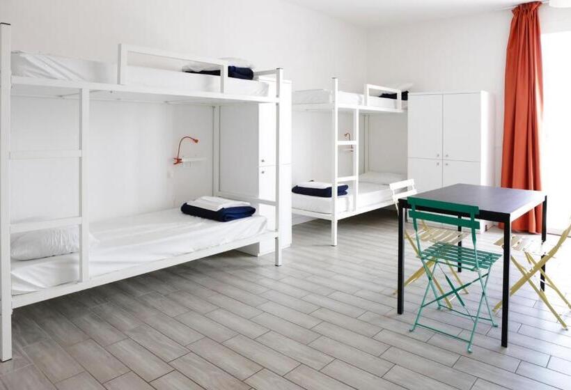 اتاق استاندارد, Meet Gardalake Hostel