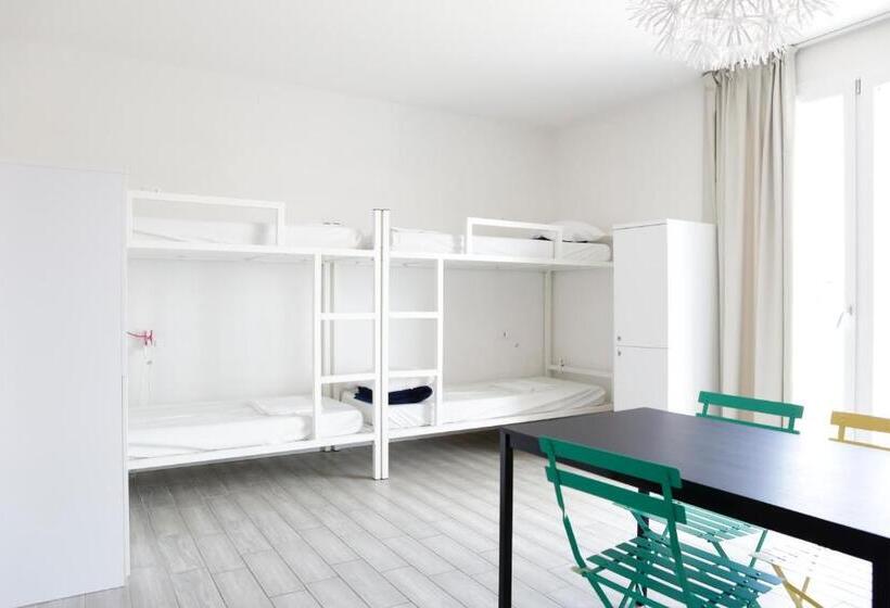 اتاق استاندارد, Meet Gardalake Hostel