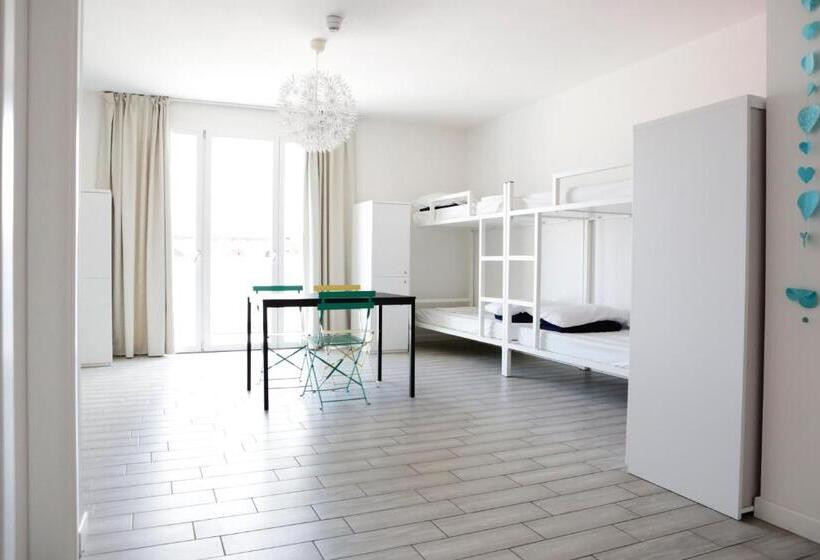 اتاق استاندارد, Meet Gardalake Hostel