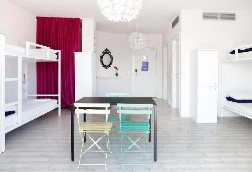 اتاق استاندارد, Meet Gardalake Hostel