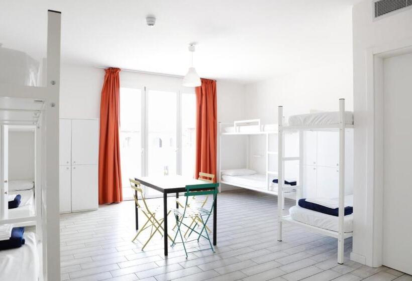 اتاق استاندارد, Meet Gardalake Hostel