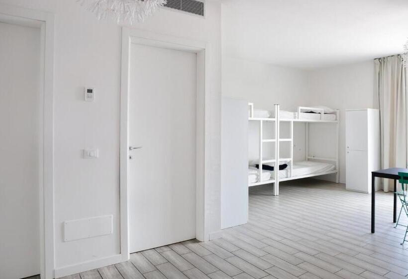 اتاق استاندارد, Meet Gardalake Hostel