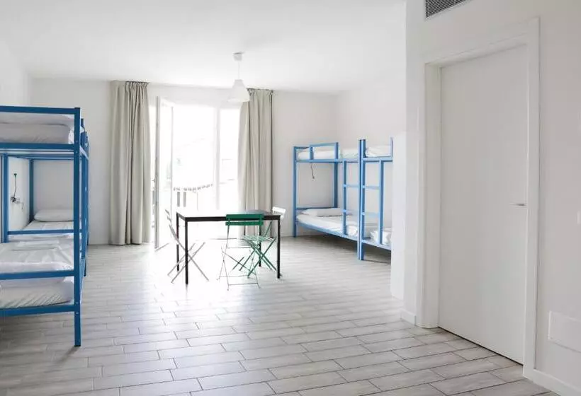スタンダードルーム, Meet Gardalake Hostel