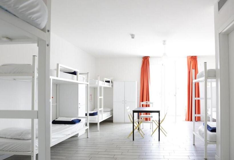 اتاق استاندارد, Meet Gardalake Hostel