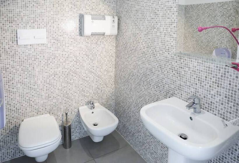 اتاق استاندارد چهار تخته, Meet Gardalake Hostel