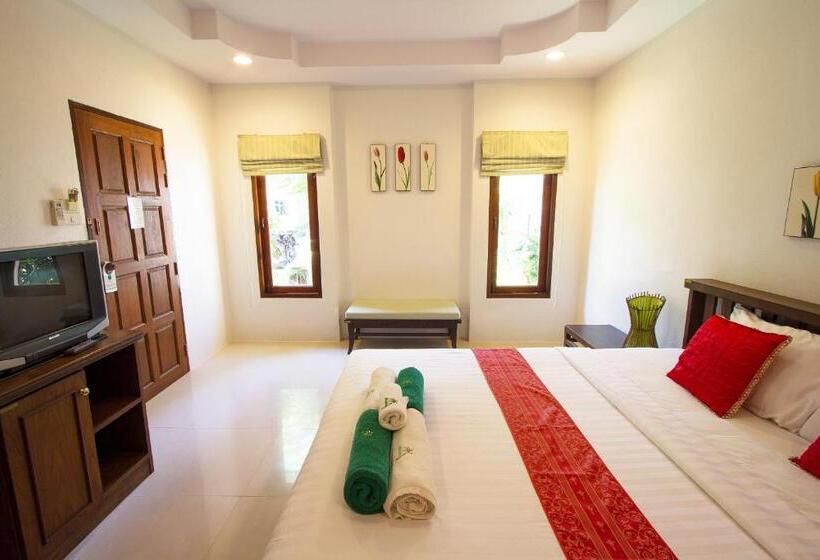 חדר דלוקס נוף בריכה, The Green Beach Resort