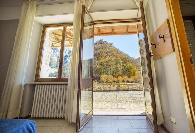 חדר סטנדרט לשלושה, Roccaporena & Margherita