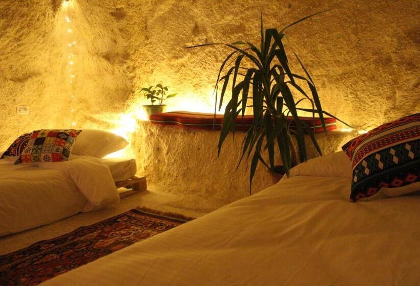 اتاق خانوادگی, 7 Caves