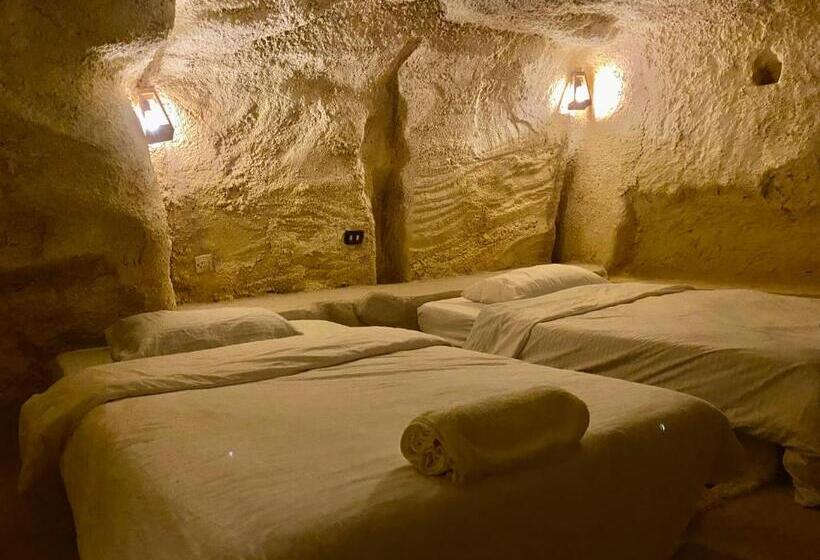 اتاق اکونومی, 7 Caves