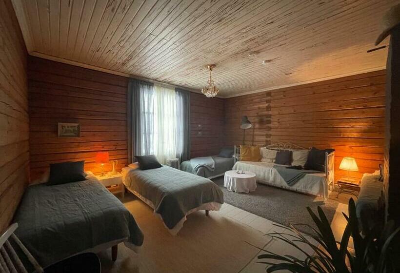 اتاق استاندارد چهارنفره با سرویس بهداشتی مشترک, Villa Ora’s Majatalo
