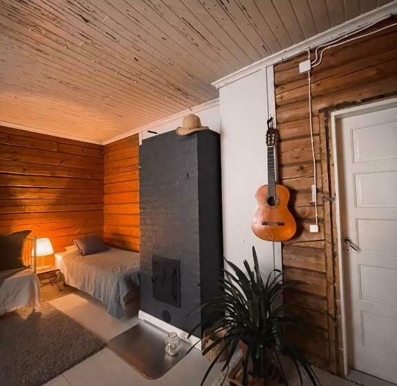 اتاق استاندارد چهارنفره با سرویس بهداشتی مشترک, Villa Ora’s Majatalo