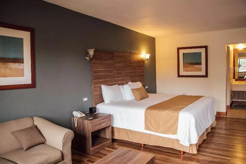 キングサイズベッドのスイートルーム, Best Western Cumbres Inn Cd. Cuauhtemoc