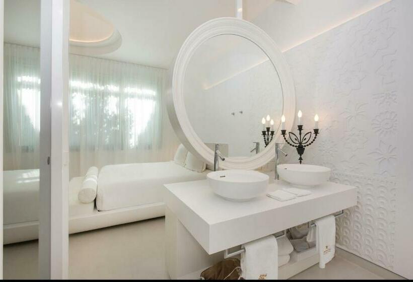 غرفة قياسية, The Donna Portals