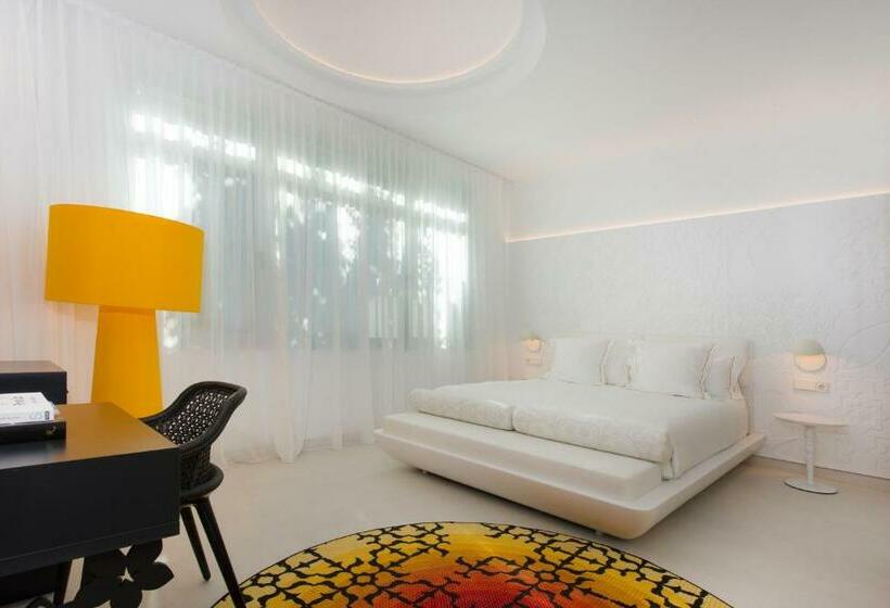 غرفة قياسية, The Donna Portals