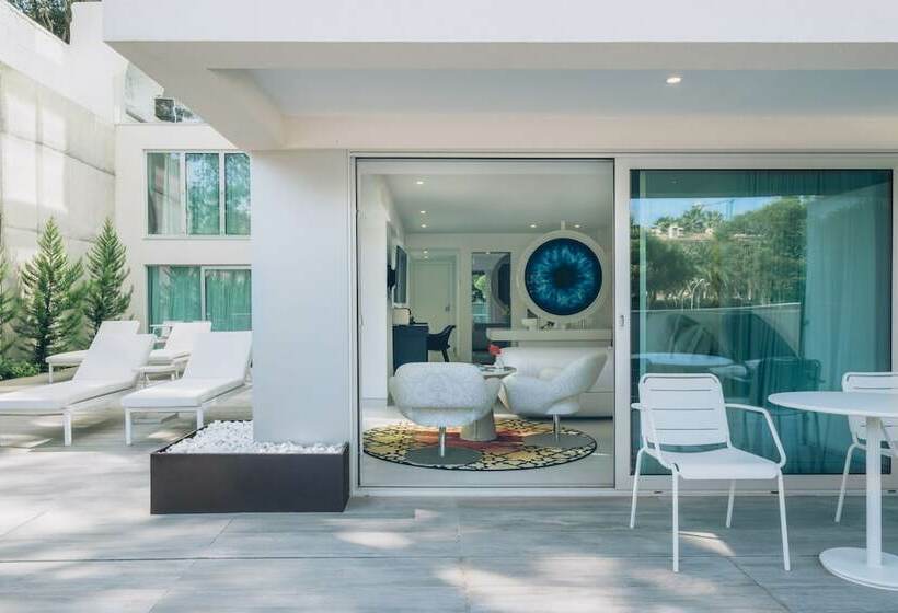 غرفة قياسية, The Donna Portals