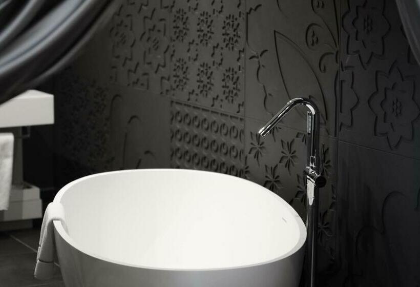 جناح, The Donna Portals