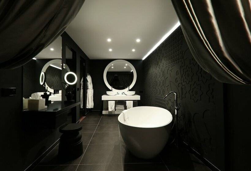 جناح, The Donna Portals