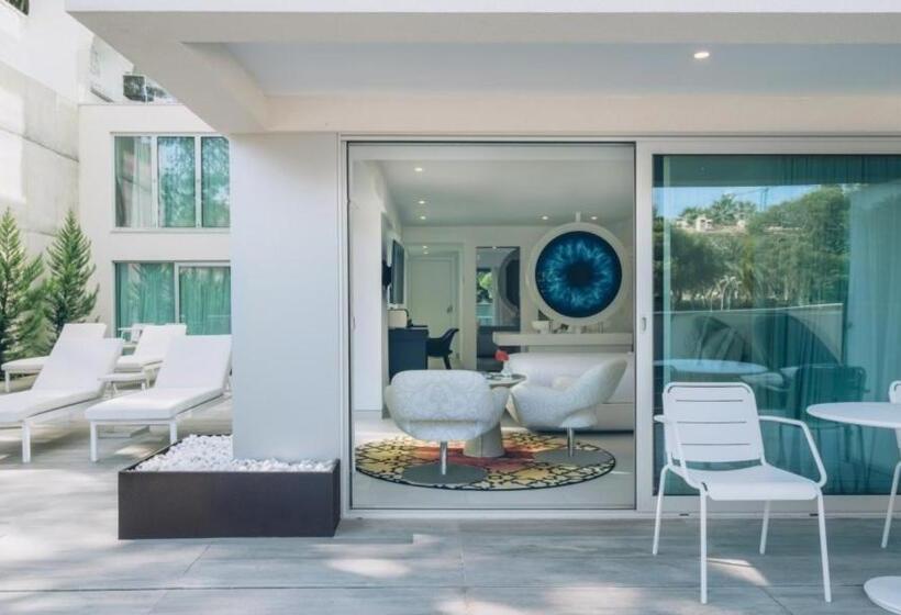 غرفة قياسية, The Donna Portals