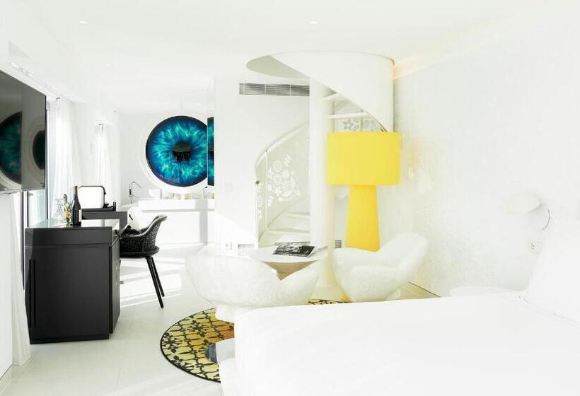 جناح دور أخير, The Donna Portals