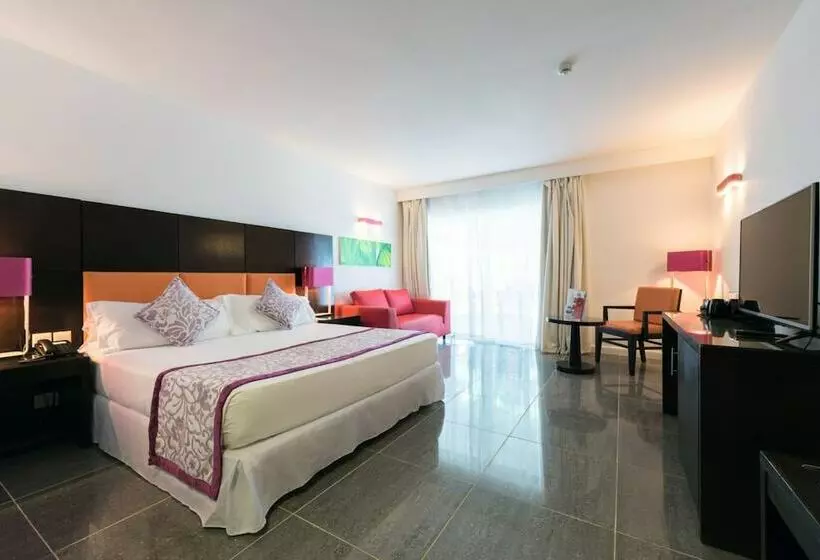 اتاق اساندارد با چشم‌انداز جانبی به دریا, Hotel Riu Turquoise - All Inclusive