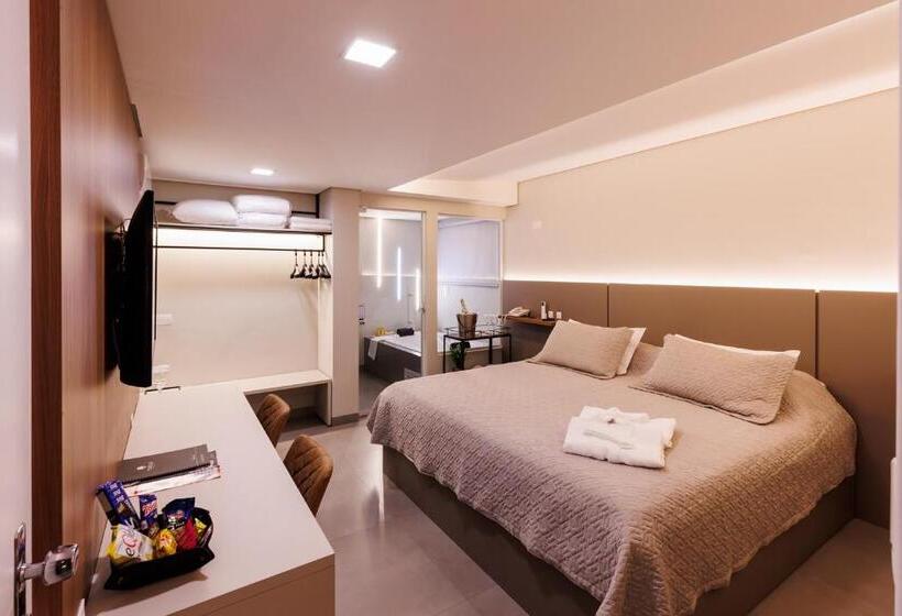 חדר משפחתי, Tonello Business