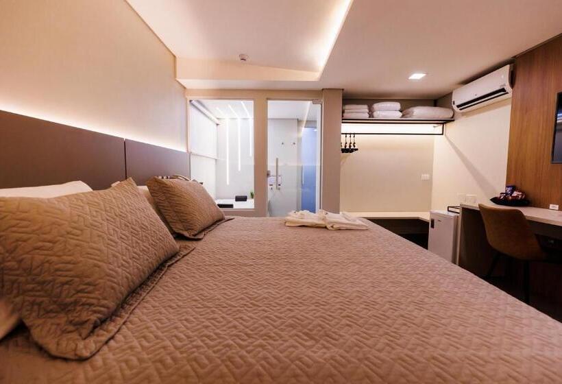 חדר משפחתי, Tonello Business