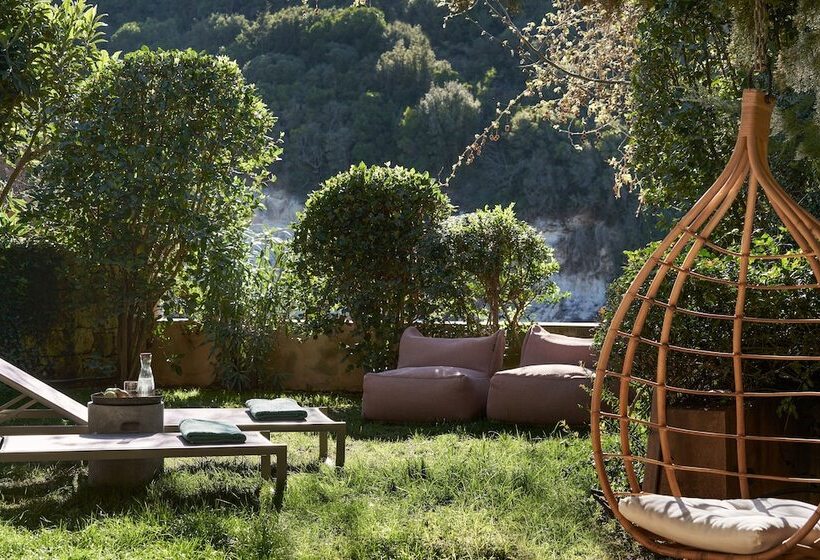 סוויטה משפחתית, Kapsaliana Village