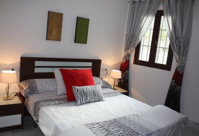 شقة غرفة واحدة, Palacio De Luja