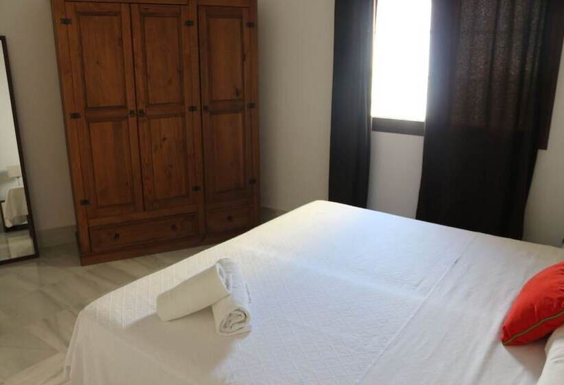 شقة غرفة واحدة, Palacio De Luja