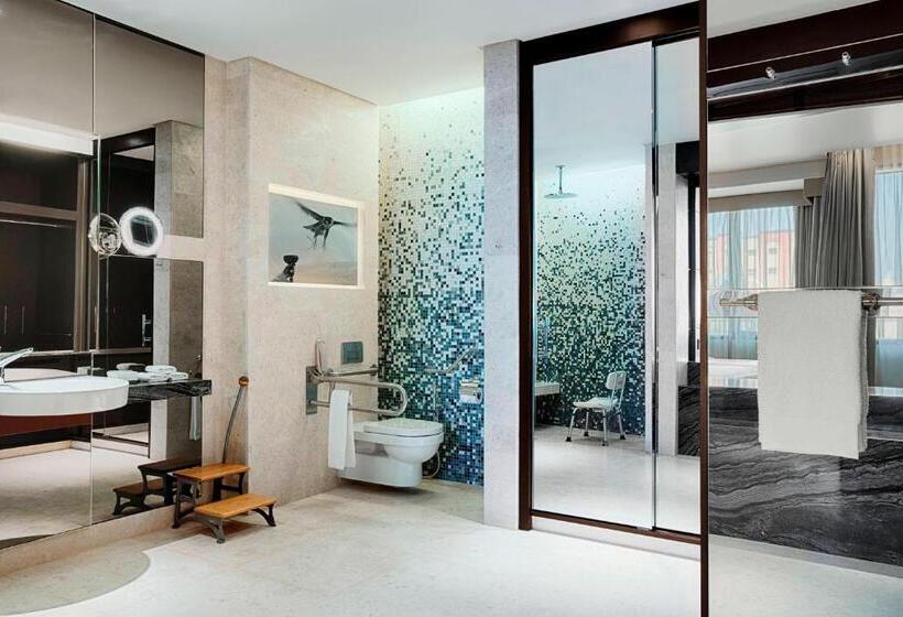 キングサイズベッド、シティビューデラックスルーム, The Westin Doha Hotel & Spa