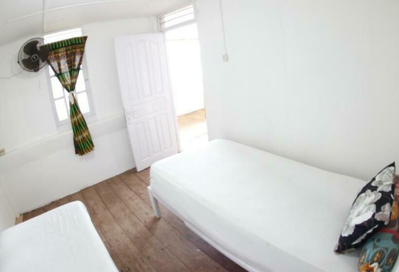 이코노미 룸, Nias Surf Stay