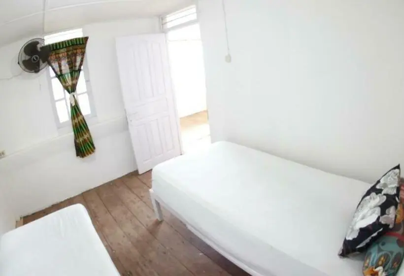 エコノミールーム, Nias Surf Stay