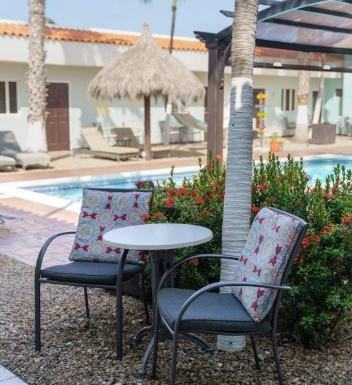 اتاق استاندارد سه نفره, Arubiana Inn