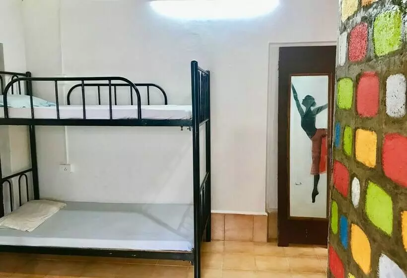 ルームシェアのワンベッド, Bricks And Bamboo Hostel