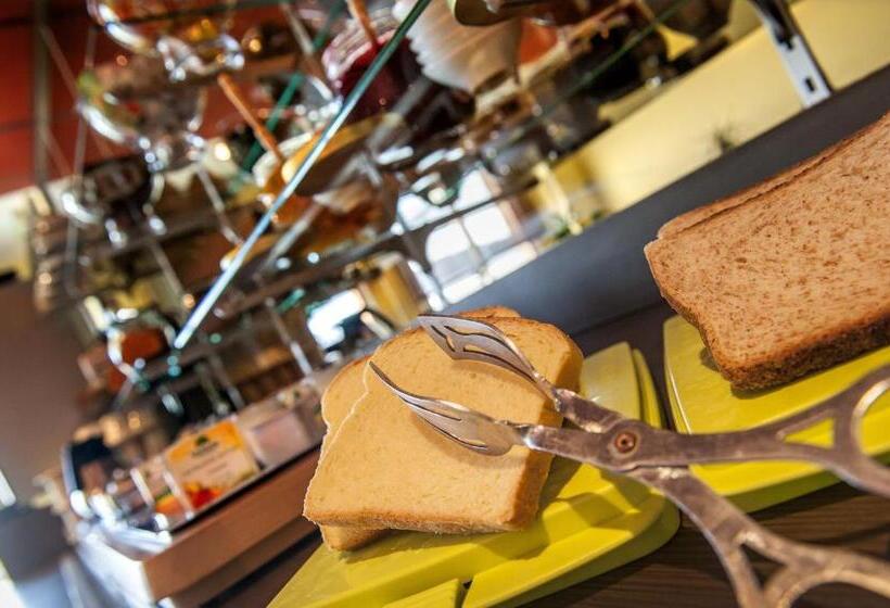 Номер Стандарт Трехместный, Brit Hotel Confort Montauban