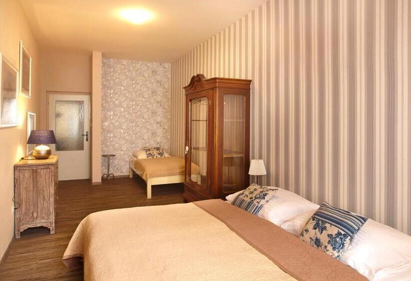 패밀리 룸 공용 욕실, Penzion Kostnický Dům