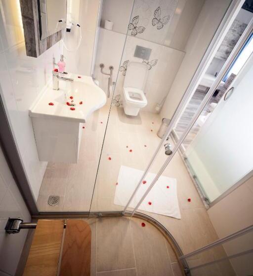 スタンダードトリプルルーム, Nur