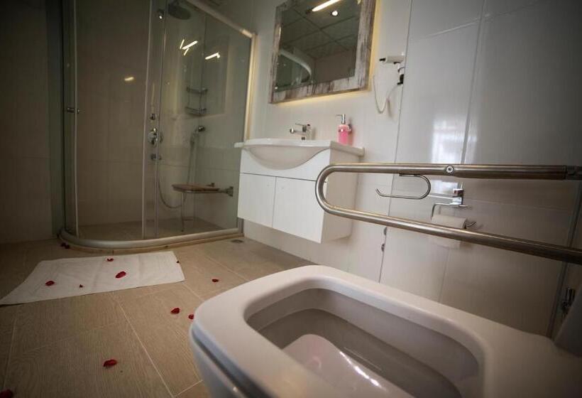 スタンダードトリプルルーム, Nur