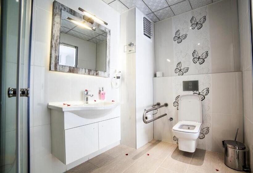 スタンダードトリプルルーム, Nur