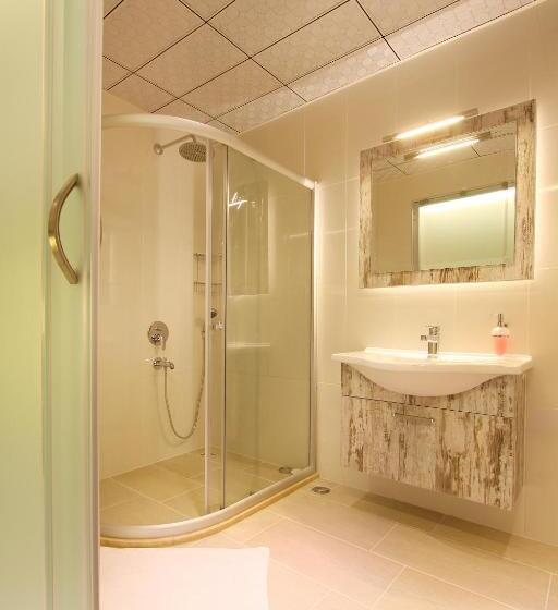 スタンダードトリプルルーム, Nur